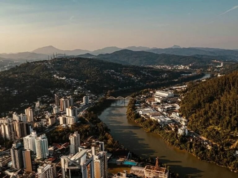 Como a topografia influencia o crescimento das cidades