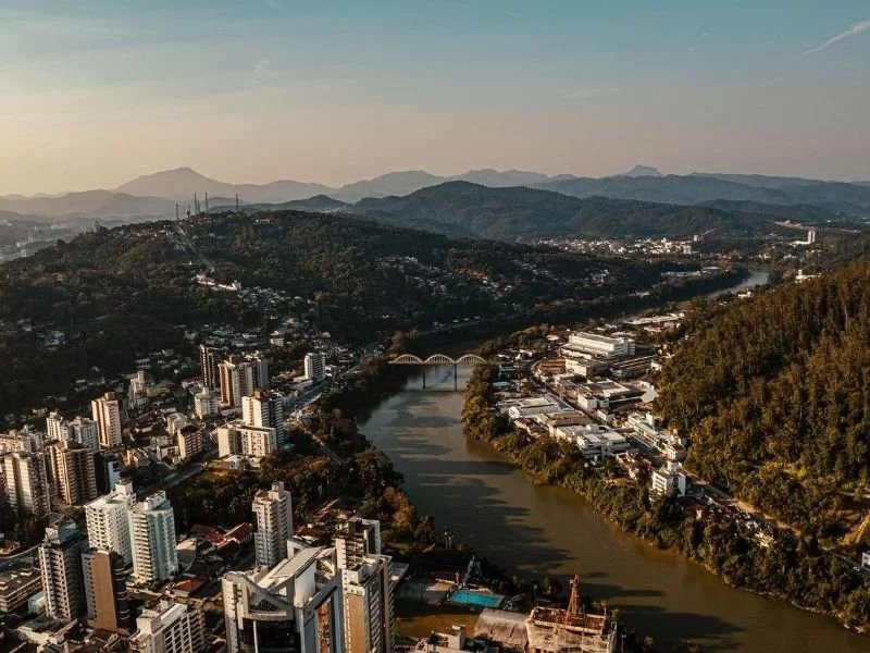 Como a topografia influencia o crescimento das cidades