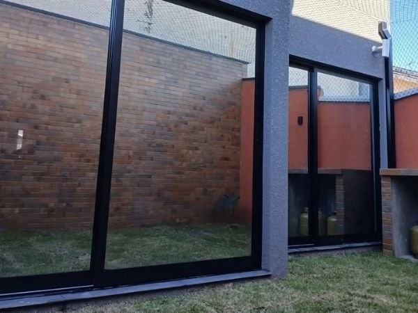 Aplicação de película espelhada em Coronel Aparício Borges, Porto Alegre